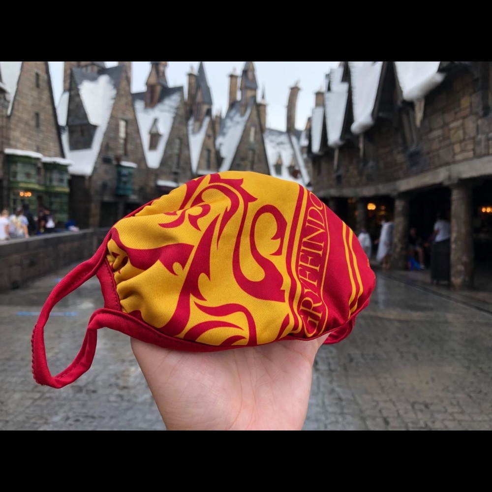OFFICIAL UNIVERSAL STUDIOS Gryfindor Mask